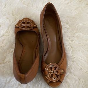 COPY - Brown leather Tory Burch shoes with gold logo